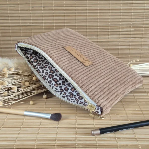 Trousse plate marron 2 Trousse plate marron clair en velours côtelé, doublure léopard sur le site Johanna Créations
