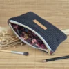 Trousse plate noire en velours côtelé, doublure fleurie colorée sur le site Johanna Créations