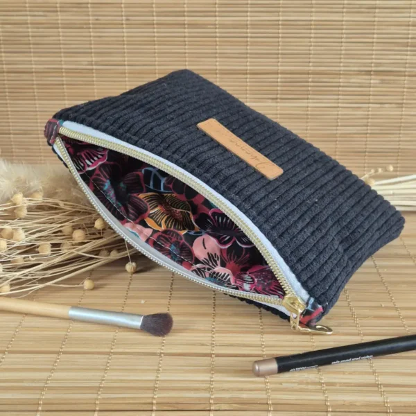 Trousse plate noire en velours côtelé, doublure fleurie colorée sur le site Johanna Créations