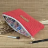 Trousse plate rouge 2 Trousse plate rouge en velours côtelé, doublure fleurie colorée – sur le site Johanna Créations