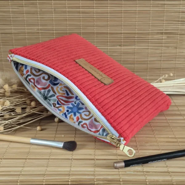 Trousse plate rouge 2 Trousse plate rouge en velours côtelé, doublure fleurie colorée – sur le site Johanna Créations