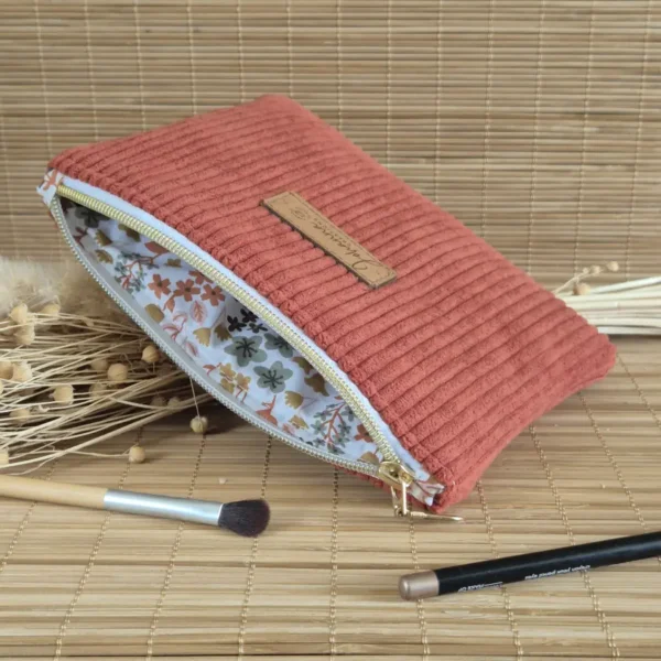 Trousse plate terracotta 2 Trousse plate terracotta en velours côtelé, doublure fleurie – sur le site Johanna Créations
