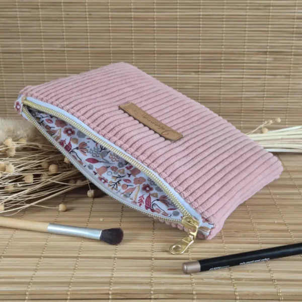 Trousse plate vieux rose 2 Trousse plate rose poudré en velours côtelé, doublure fleurie – sur le site Johanna Créations