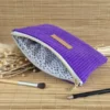 Trousse plate violet 2 Trousse plate violette en velours côtelé, doublure imprimée – sur le site Johanna Création