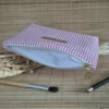 Trousse triangle à rayures rouge cerise avec tissu intérieur blanc sur le site Johanna Créations
