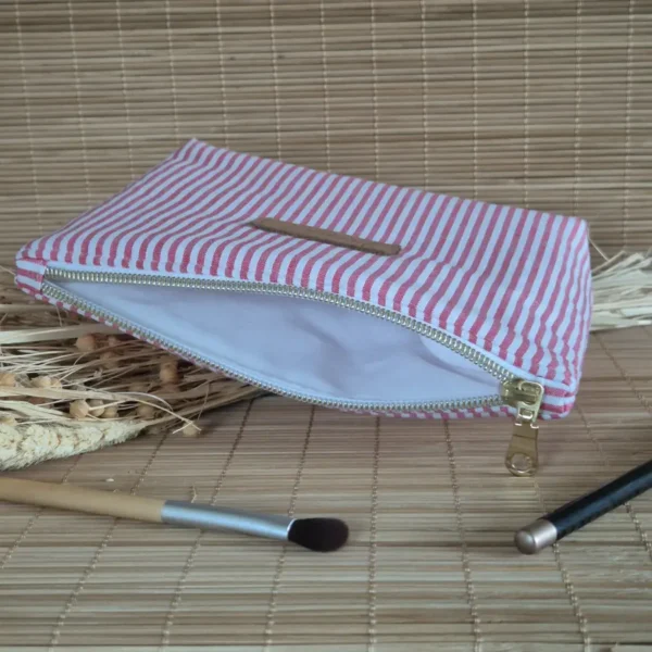 Trousse triangle à rayures rouge cerise avec tissu intérieur blanc sur le site Johanna Créations