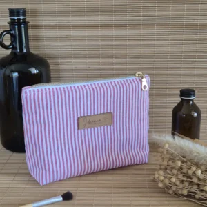 Trousse triangle à rayures cerise Trousse triangle à rayures rouge cerise avec tissu intérieur blanc sur le site Johanna Créations