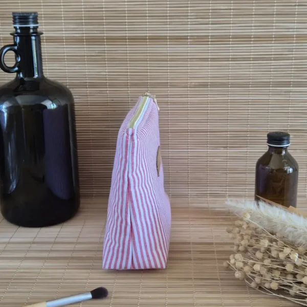 Trousse triangle à rayures rouge cerise avec tissu intérieur blanc sur le site Johanna Créations
