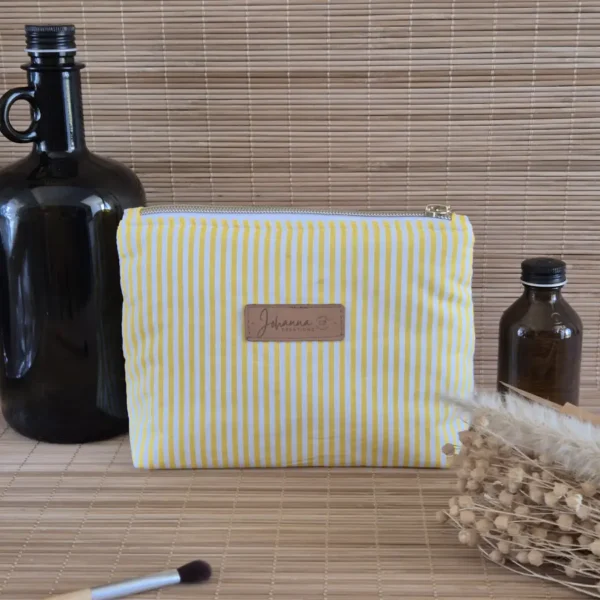 Trousse triangle à rayures jaunes 2 Trousse triangle à rayures jaunes sur le site Johanna Créations