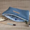 Trousse triangle en velours côtelé bleu nuit 3 Trousse triangle en velours côtelé bleu nuit avec tissu intérieur fleuri romane bleu sur le site Johanna Créations