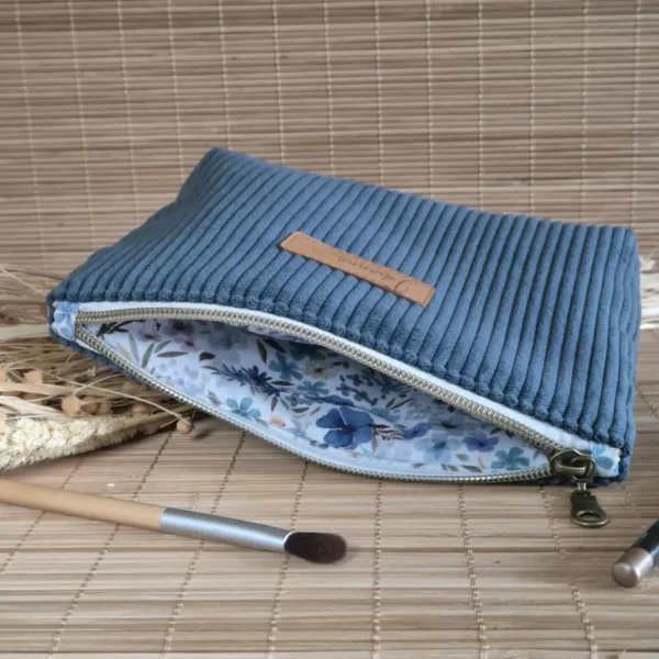 Trousse triangle en velours côtelé bleu nuit 3 Trousse triangle en velours côtelé bleu nuit avec tissu intérieur fleuri romane bleu sur le site Johanna Créations