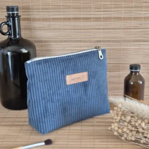 Trousse triangle en velours côtelé bleu nuit Trousse triangle en velours côtelé bleu nuit sur le site Johanna Créations