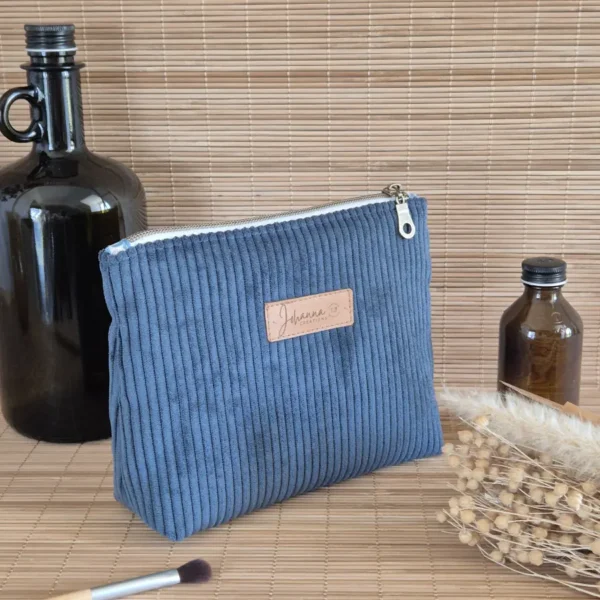 Trousse triangle en velours côtelé bleu nuit Trousse triangle en velours côtelé bleu nuit sur le site Johanna Créations