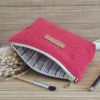 Trousse triangle en velours côtelé rouge 3 Trousse triangle en velours côtelé rouge avec tissu intérieur à rayures multicolores sur le site Johanna Créations