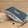 Trousse plate vert sapin en velours côtelé, doublure fleurie – sur le site Johanna Créations