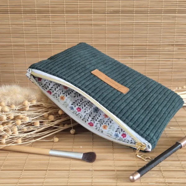 Trousse plate vert sapin en velours côtelé, doublure fleurie – sur le site Johanna Créations