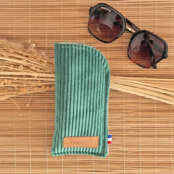Étui à lunettes vert basilic en velours côtelé avec lunettes de soleil sur le site Johanna Créations
