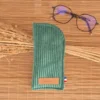 Étui à lunettes vert basilic en velours côtelé avec lunettes de vue sur le site Johanna Créations