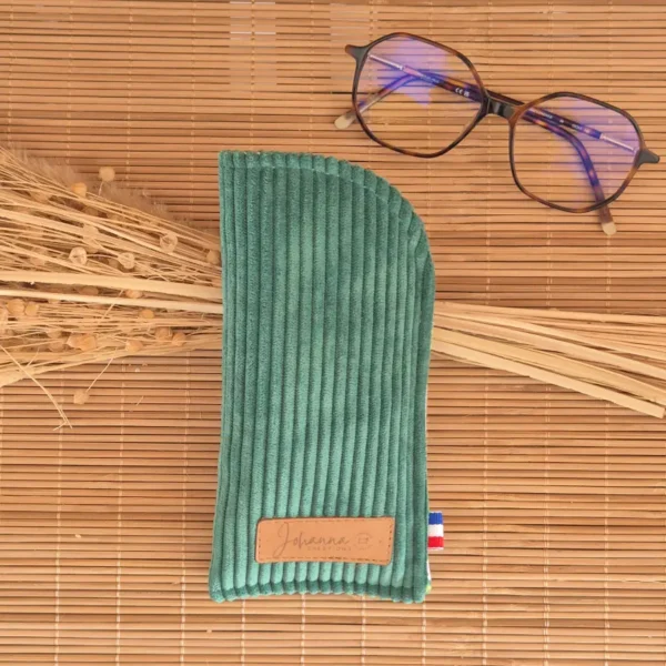Étui à lunettes vert basilic en velours côtelé avec lunettes de vue sur le site Johanna Créations