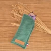 Étui à lunettes vert basilic en velours côtelé avec lunettes de vue glissées à l'intérieur sur le site Johanna Créations