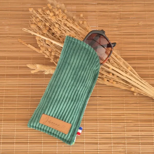 Étui à lunettes vert basilic en velours côtelé avec lunettes de soleil glissées à l'intérieur sur le site Johanna Créations