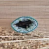 Intérieur de l'étui à lunettes vert basilic en velours côtelé et doublure fleurie verte ouragan floral, lunettes de soleil glissées à l'intérieur sur le site Johanna Créations
