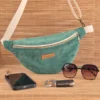 Sac banane en velours côtelé vert basilic 1 Sac banane velours côtelé vert basilic fermé avec sangle écrue sur le site Johanna Créations