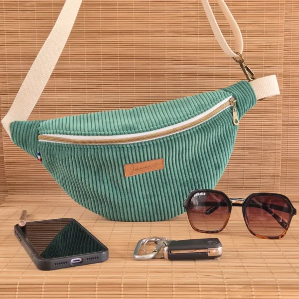 Sac banane en velours côtelé vert basilic 1 Sac banane velours côtelé vert basilic fermé avec sangle écrue sur le site Johanna Créations