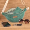 Sac banane en velours côtelé vert basilic 2 Sac banane velours côtelé vert basilic ouvert, doublure fleurie sur le site Johanna Créations