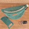 Sac banane en velours côtelé vert basilic 3 Sac banane et étui à lunettes assortis en velours côtelé vert basilic sur le site Johanna Créations