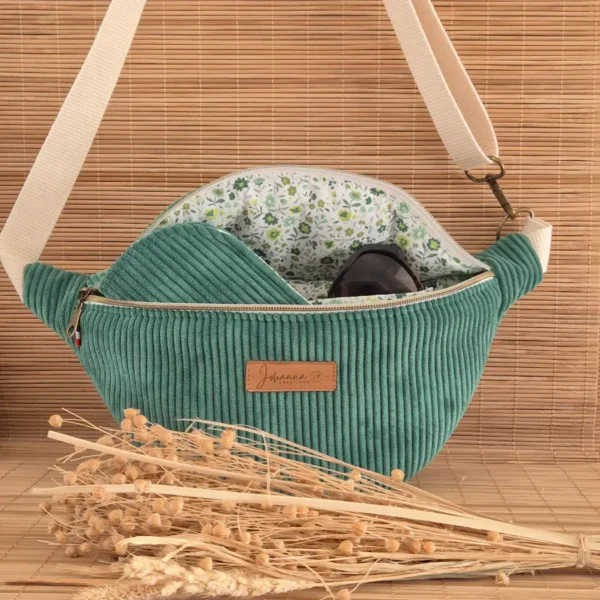 Sac banane en velours côtelé vert basilic 4 Intérieur du sac banane vert basilic, doublure fleurie ouragan floral sur le site Johanna Créations