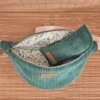 Sac banane en velours côtelé vert basilic 5 Sac banane vert basilic ouvert avec étui à lunettes assorti à l'intérieur sur le site Johanna Créations