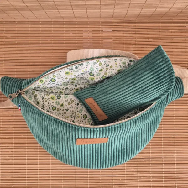 Sac banane en velours côtelé vert basilic 5 Sac banane vert basilic ouvert avec étui à lunettes assorti à l'intérieur sur le site Johanna Créations